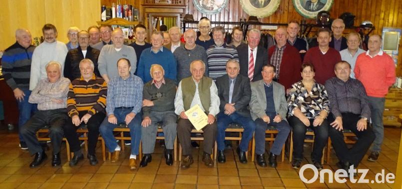 Die Mitglieder um Vorsitzenden Hans Dietl (rechts) feiern 50 Jahre "Kartenfreunde Grüne Au". Bild: Dobmeier