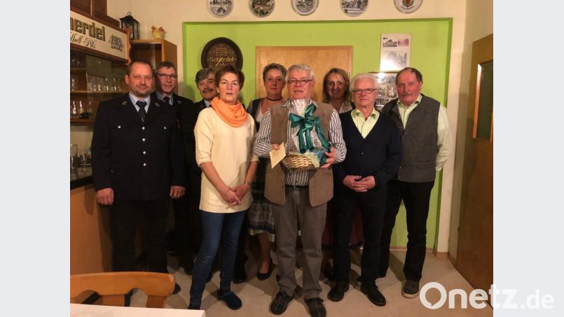 Die Feuerwehr Ödpielmannsberg, der OWV Moosbach sowie Frauen vom „Zwinker-Stammtisch“ ließen Josef Bayerl (Vierter von rechts) zum 70. Geburtstag hoch leben. Erste Gratulantin war natürlich seine Frau Erika (Vierte von links). Bild: gi