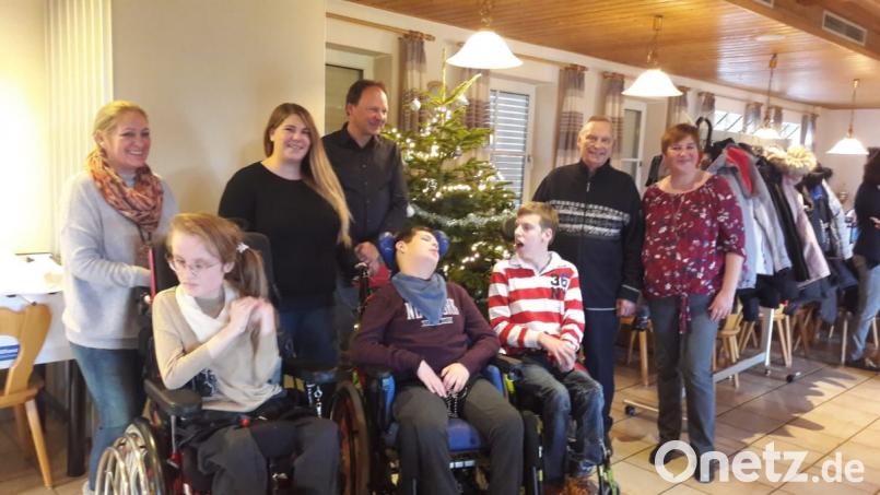 Die Kinder des Fördervereins "Rasselbande - besondere Kinder" mit Sitz in Neustadt/WN durften sich im DJK-Sportheim gleich über zwei Spenden freuen. Bild: exb