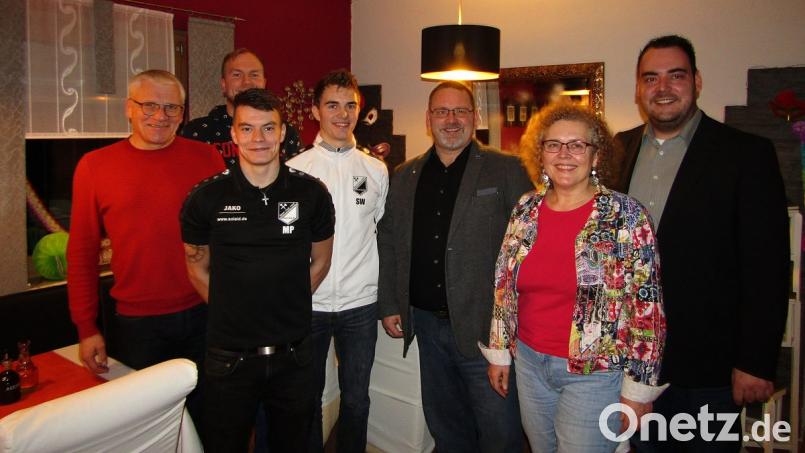 Eine glückliche Hand für den Sportclub Glückauf wünscht (von links) Dritter Bürgermeister Norbert Gradl den Vorstandsmitgliedern Bastian Molzer (hinten), Michael Pepiuk, Stephan Wiesneth, Thomas Ziegler, Brigitte Gradl und Jürgen Neubauer. 	Bild: sck Bild: sck