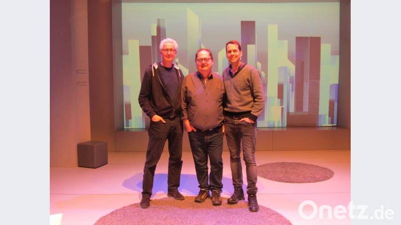 Folke Braband, Jürgen Tarrach und Tommaso Cacciapuoti (von links) im Amberger Bühnenbild von &quot;Fehler im System&quot;. Bild: aks