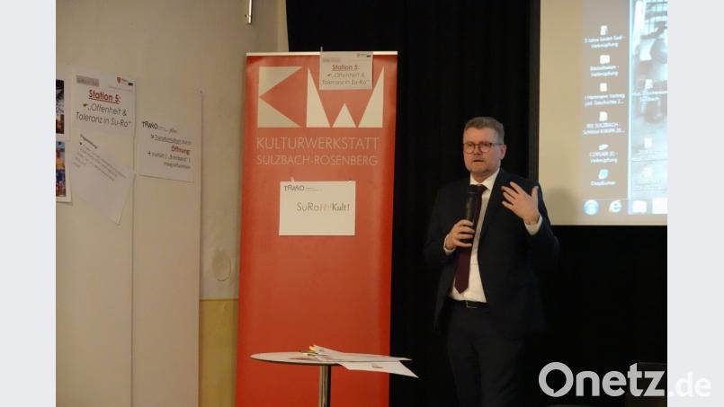 Bürgermeister Michael Göth begrüßt die Teilnehmer. Bild: gac