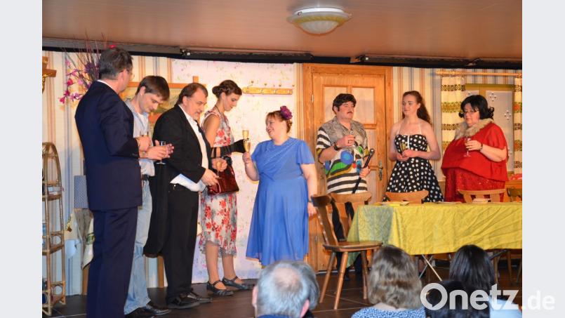 Zurecht fordert Michaela Bösl (Mitte) bereits beim letzten Herbststück Spielleiter Josef Kleber (Dritter von links) zum Anstoßen mit einem Glas Sekt auf, nachdem die "Dorfbühne" von Erfolg zu Erfolg eilt. Archivbild: fjo