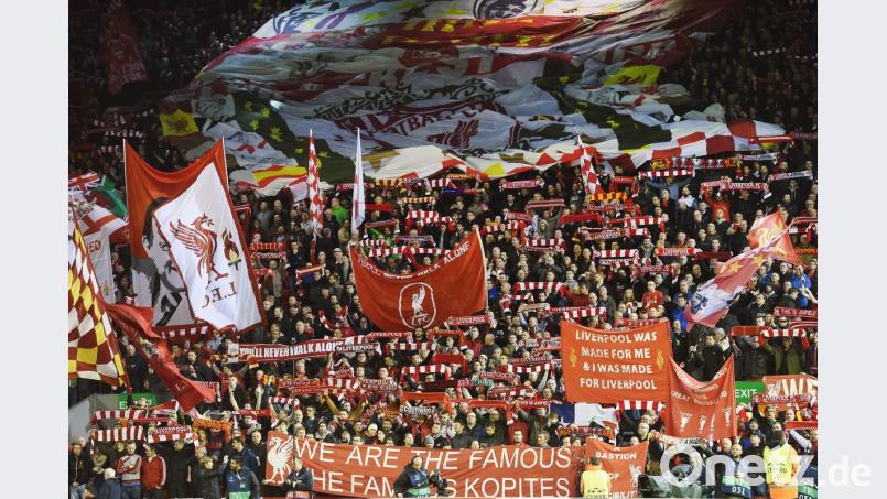 „The Kop“, die berühmte Tribüne an der Anfield Road. Die Liverpooler Fans treffen kaum auf gesangliche Gegenwehr. Es gibt nur ganz wenige Karten für Bayern-Fans. Bild: dpa