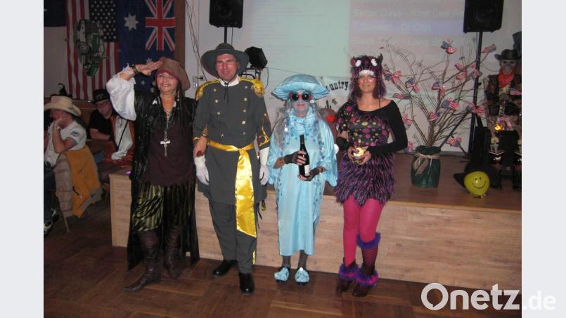 Gute Laune und ideenreiche Masken sind Trumpf beim Fasching der Linedancer in Stulln. Bild: nib