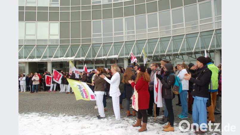 Ein Zeichen setzten Beschäftigte des öffentlichen Dienstes der Länder in ihrer Mittagspause vor der Uniklinik Regensburg. Bild: gib