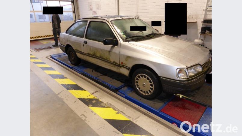 Mit Moos bewachsen und auch so in einem schlechten Zustand: Nach der Kontrolle wurde der Ford außer Betrieb genommen. Bild: Polizei Dortmund