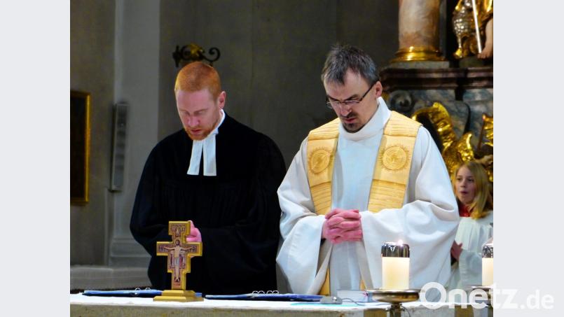 Pfarrer Christoph Zeh und Pfarrer Martin Besold (von links) feierten gemeinsam den ökumenischen Gottesdienst zur Gebetswoche der Einheit der Christen in der katholischen Pfarrkirche Mariä Himmelfahrt. Bild: njn
