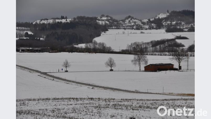 Vereinsheim mit vorbeiführender Gemeindeverbindungsstraße, die neu gebaut wird. Bild: ak