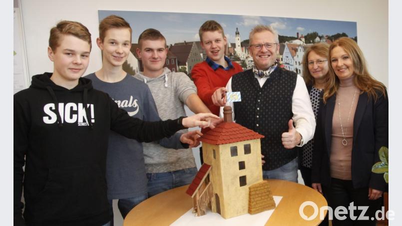 Schüler und Lehrkräfte der Konrad-Max-Kunz-Realschule überreichten Oberbürgermeister Andreas Feller (Dritter von rechts) das Modell des Schwandorfer Blasturms. Bild: Hirsch