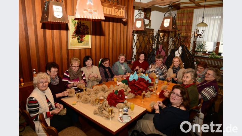 Eine muntere Runde hilfsbereiter Pleysteinerinnen bindet die Papierrosen für den Prinzenwagen. Zweite Bürgermeisterin Andrea Lang besuchte den illustren Kreis und reihte sich in die Helferschar ein. Bild: bey