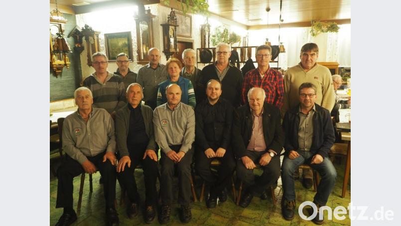 Dritter Bürgermeister Josef Illing (rechts) und Bezirksvorsitzender Christian Benoist danken Vorsitzendem Robert Hantzsch, Kassier Peter Renger, Schriftführer Hanns Winkelmann und zweitem Vorsitzenden Erich Brunner sowie dem gesamten Gremium für die Übernahme der Ehrenämter. Bild: gz