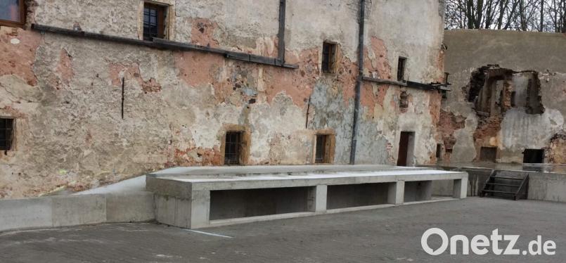 Bautechnisch bereits fertig ist die betonierte Bühne. Bild: u