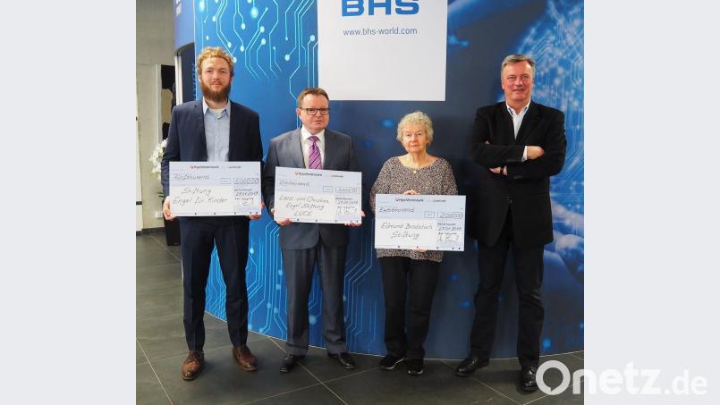 10.000 Euro für drei Stiftungen: BHS-Geschäftsführer Christian Engel (rechts)
überreichte drei Spenden an (von links) Johannes Zeck (Stiftung Engel für Kinder), Professor Erich Bauer
(Luce) und Helga Bradatsch (Edmund-Bradatsch-Stiftung) Bild: Bühner