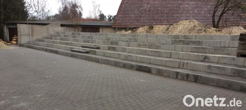 Die Zuschauer der 8. Hirschauer Festspiele können auf einer neuen Tribüne Platz nehmen. Sechs Sitzreihen mit 240 Plätzen sind bereits fertig. Bild: u