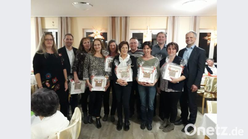 Für zehn Jahre Treue zeichnete das Caritasheim St. Marien seine Mitarbeiter aus: (von links) Heimleiterin Eveline Gerstl-Seidl, Personalleiter Peter Schmidberger, Monika Konrad, Marcela Burgerova, Luise Veigl, Manuela Rupp, Enrico Birkner, Ulrike Affolter, Andreas Meißner, Gisela Zaus und Dr. Robert Seitz, Leiter der sozialen Einrichtungen. Bild: mwi