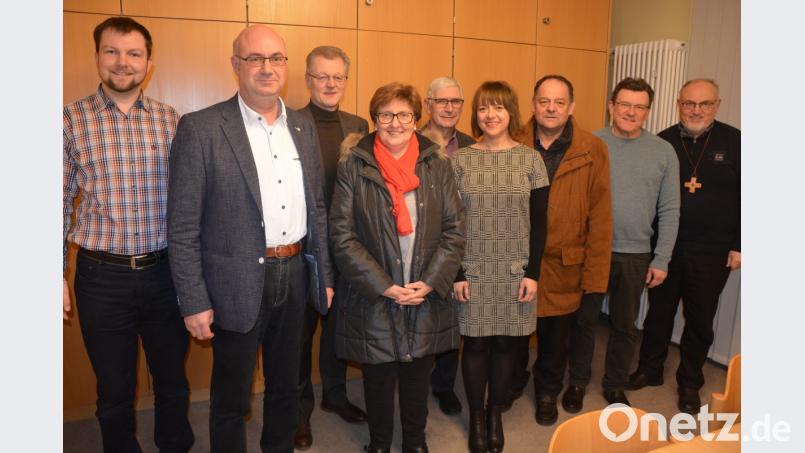 Die beiden ausgeschiedenen Kirchenverwaltungsmitglieder und die neu gewählten Kirchenverwaltungsmitglieder stellten sich im Pfarrhof zu einem Bild. Christa Ott und Karl-Heinz Gleißner schieden nach jahrzehntelangen Einsatz für die Pfarrei aus. Unser Bild zeigt (von links) Dr. Klaus Helm, Kirchenpfleger Wolfgang Hecht, Gerhard Freundl, Christa Ott, Wilhelm Forster, Christine Ernstberger, Bernhard Brandl, Karl-Heinz Gleißner und Stadtpfarrer Anton Witt. Bild: jr