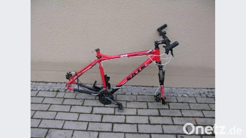 Wem gehört dieses zerlegte Rad? Die Schwandorfer Polizei geht davon aus, dass es gestohlen wurde. Bild: Polizei