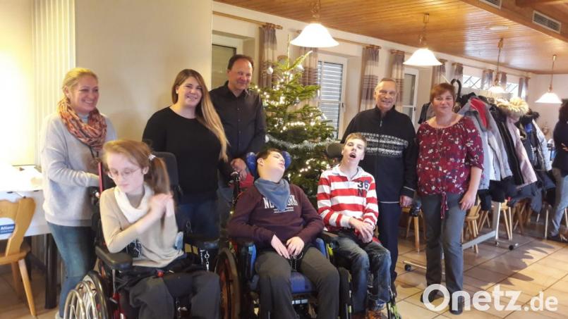 Die Kinder des Fördervereins "Rasselbande - besondere Kinder" mit Sitz in Neustadt/WN durften sich im DJK-Sportheim gleich über zwei Spenden freuen. Bild: exb