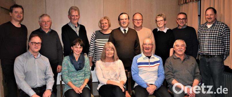 Pfarrer Bernhard Müller (Mitte) bedankte sich für die Arbeit in der Kirchenverwaltung und freut sich, dass das Gremium der Grafenwöhrer Kirchenverwaltung wieder komplett ist. Das Bild zeigt Frank Neubauer, Irene Werner, Anita Heßler, Josef Panzer und Hans Reichl (sitzend, von links sitzend) sowie Robert Denk, Reinhard Kraus, Markus Walberer, Hildegard Haupt, Stefan Brunner, Elisabeth Pawlik-Müller, Paul Reichenberger und Reinhard Aumüller (stehend, von links). Bild: rgr