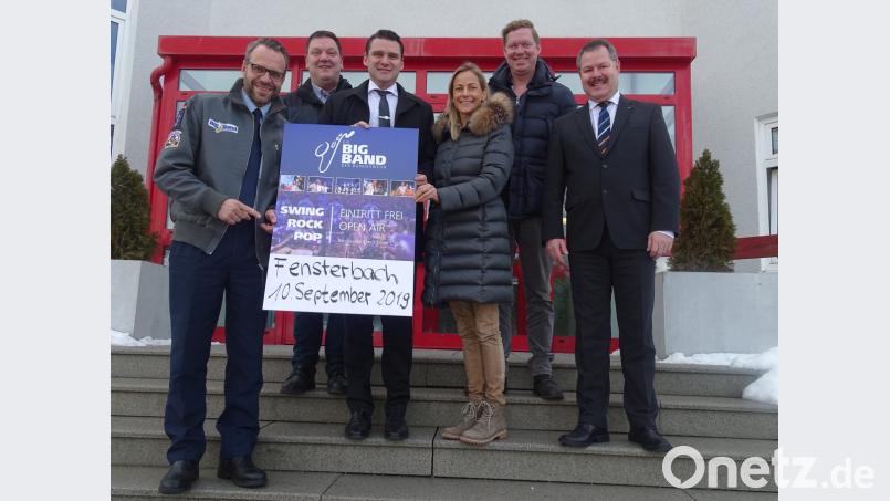 Die Big Band der Bundeswehr gastiert am Dienstag, 10. September, in Högling. Das Plakat dazu gibt es schon. Es wird präsentiert von Hauptmann Johannes M. Langendorf, Bürgermeister Christian Ziegler, Schwandorfs Landrat Thomas Ebeling, dem Unternehmerpaar Silvia und Bernd Godelmann sowie Bernhard Werner von der als Sponsor auftretenden Raiffeisenbank im Naabtal (von links). Bild: Houschka