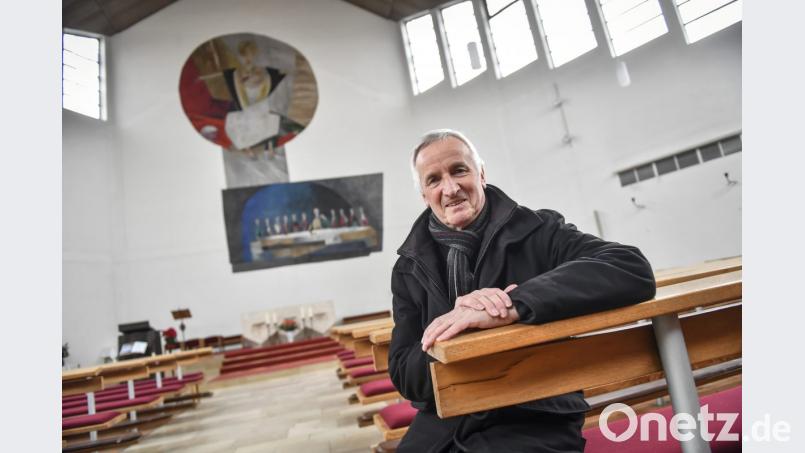 Pfarrer Josef Triebenbacher vor dem großen Altar-Fresko in der Kirche Herz Jesu. Es zeigt, dass Jesus sein Herz für die Menschen öffnet. Das ist auch das Motto für das Jubiläumsjahr. Bild: Florian Miedl
