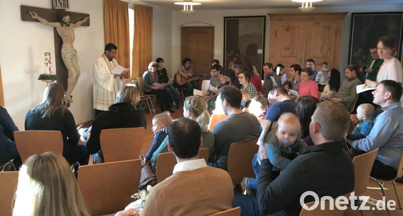 Mit vielen jungen Familien feierte Pfarrer Georg Parampilthadathil im Seminarraum des Klosters einen Gottesdienst zur Tauferinnerung für alle Täuflinge der letzten zwei Jahre in der Pfarrei Pfreimd. Zur Erinnerung durften die Kinder kleine Handschmeichler in Form eines Kreuzes mit nach Hause nehmen. Beim gemeinsamen Brunch im Pfarrsaal konnten sich die Eltern noch untereinander austauschen. Bild: hir