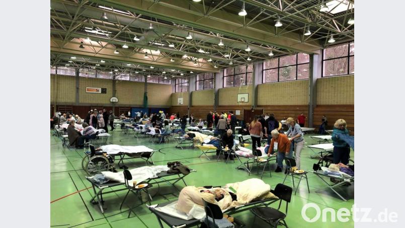Nach dem Brand vor einem Jahr musste das Alten- und Pflegeheim evakuiert werden. Die Turnhalle des Gymnasiums wurde für kurze Zeit zum Pflege- und Betreuungsort umfunktioniert. Bild: Weigl/Caritas Regensburg