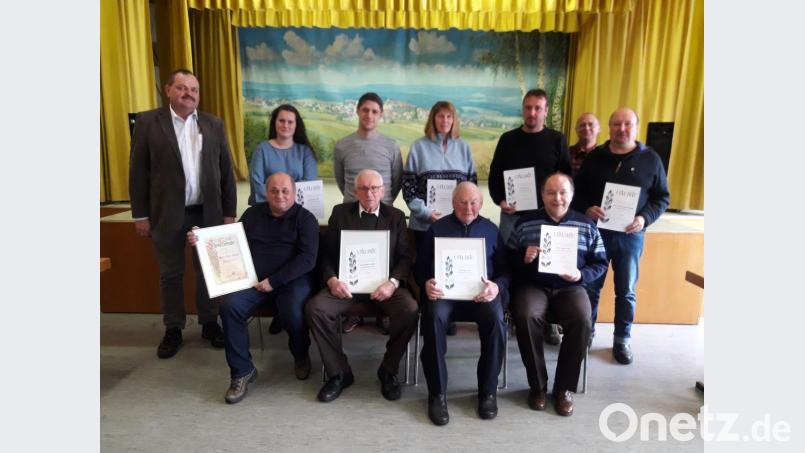 Für langjährige Treue zum VfB Thanhausen gab es bei der Jahresversammlung Auszeichnungen. Max Fenzl wurde zum Ehrenmitglied ernannt. Im Bild (hinten von links): Zweiter Bürgermeister Michael Schedl, Stefanie Friedl, Johannes Höning, Martha Jung, Uwe Franz, Vorsitzender Gerald Helm, Christian Schwamberger sowie (vorne von links) Max Fenzl, Heinrich Schicker, Alwin Sölch und Tobias Franz. Bild: rdh