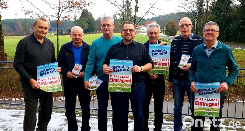 Vollen Einsatz für das Volksbegehren "Rettet die Bienen" zeigt der Imker-Kreisverband mit den Ortsvorsitzenden Günter Gottsmann, Günter Mertel, Helmut Heuberger, Kreisvorsitzender Andreas Royer, Rudi Schatz, Bienenfachwart Alexander Hirschmann-Titz und Günther Haller. Bild: exb