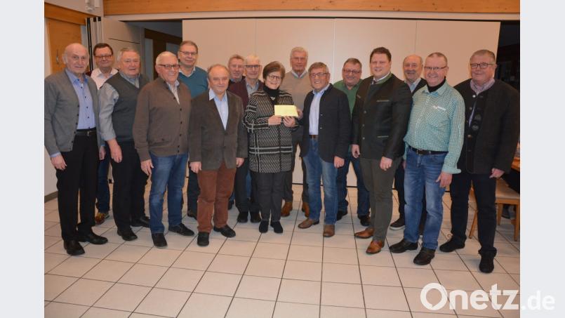 850 Euro überreichten die Stammtischfreunde „Petersklause“ um Sprecher Max Wittmann (Sechster von rechts) an Dr. Annemarie Schraml (Mitte) für die Aktion „Feuerkinder“. Mit im Bild Gewerbefördervereins-Vorsitzender und 2. Bürgermeister Stefan Grillmeier (Vierter von rechts). Bild: jr