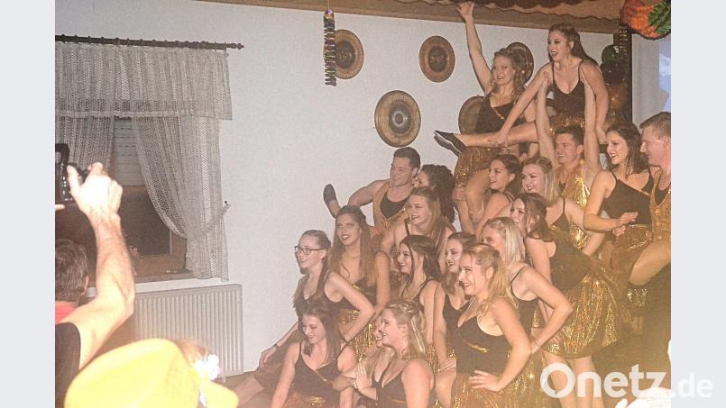 Mit 23 Mitgliedern ist die Showtanzgruppe &quot;Public Surprise&quot; des Waidhauser Faschingsvereins im zehnten Jahr so groß, wie noch nie. Bild: fjo
