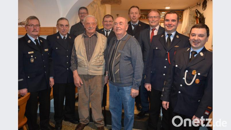 Jahrzehntelange Mitglieder ehrte die Feuerwehr Konnersreuth. Im Bild (von links) Kreisbrandmeister Albert Fröhlich, Engelbert Härtl, Uwe Rosner, Siegfried Graßold, Roland Titz, Engelbert Rögner, Lorenz Haberkorn, Bürgermeister Max Bindl, Vorsitzender Sven Jäger und Kommandant Stefan Kreuzer. Bild: jr