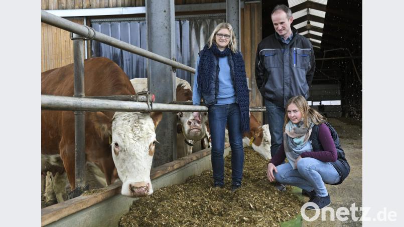Die stellvertretende Schwandorfer Kreisbäuerin, Manuela Pronath, (von links) ihr Ehemann Thomas und die 21-jährige Franziska Bartmann aus Diebis kritisieren die Forderungen in dem Volksbegehren &quot;Artenvielfalt - Rettet die Bienen&quot;. Sie sagen: Nicht nur die Landwirte können sich um den Naturschutz kümmern. Bild: Petra Hartl