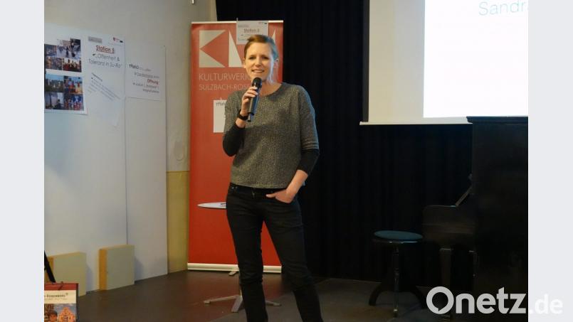Moderatorin Sandra Engelhardt erläutert das Trafo-Projekt. Bild: gac
