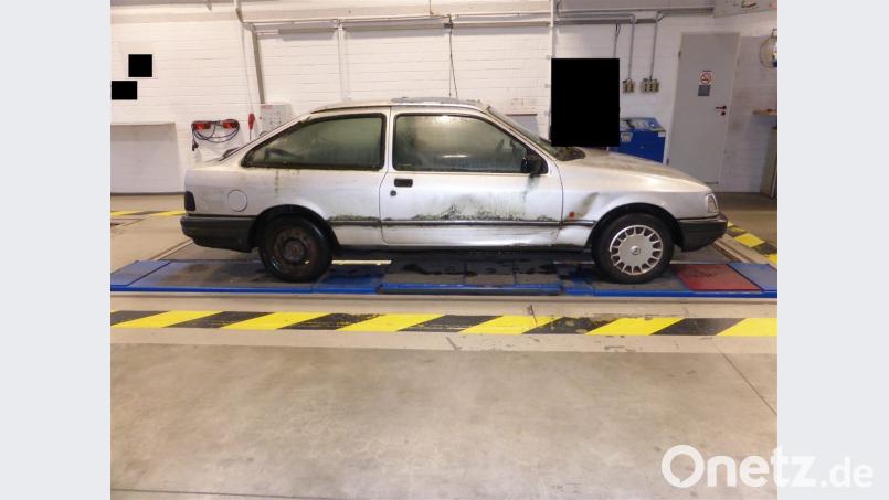 Mit Moos bewachsen und auch so in einem schlechten Zustand: Nach der Kontrolle wurde der Ford außer Betrieb genommen. Bild: Polizei Dortmund