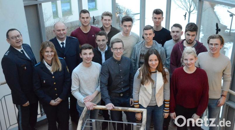 In der Polizeiinspektion Weiden informieren sich 15 angehende Polizeibeamte über ihre Ausbildung. Bild: Kunz