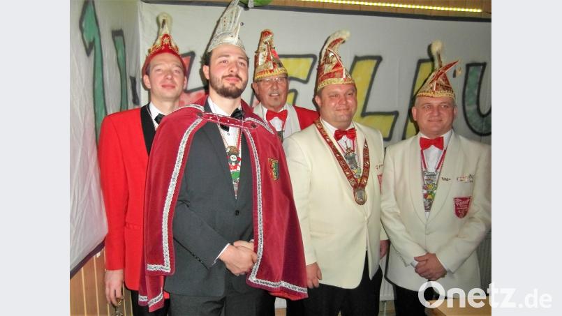 WCV-Präsident Klaus Wegmann und Prinz Florian II. verfolgen mit den Gästen von Rot-Weiß Marktredwitz, Vizepräsident Martin Back, Präsident Thomas Eyrich und Ordenskanzler Norbert Pavlis, die Prunksitzung der Waldecker Narren. Bild: hl