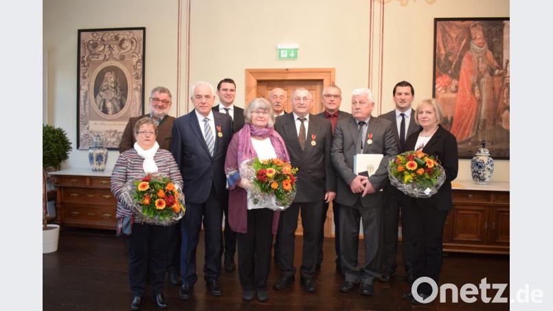 Das soziale Engagement von Erwin Koppmann (Dritter von links), Heinz Fink (Mitte) und Josef Mutzbauer (Dritter von rechts) wurde mit der Verleihung der Verdienstmedaille des Verdienstordens der Bundesrepublik Deutschland gewürdigt. Den Ehefrauen wurde mit Blumen gedankt. Den Geehrten gratulierten (hintere Reihe von links) Bürgermeister Armin Schärtl, Landrat Thomas Ebeling, Dr. Josef Ziegler, Bürgermeister Richard Tischler und Bürgermeister Martin Schwandner. Bild: bnr