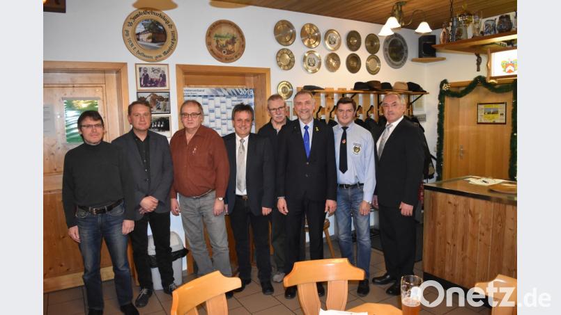 Die Reservistenkameradschaft Poppenricht hat gewählt. Die Führungsriege bilden (von links) Michael Laußer als stellvertretender Vorsitzender, (ab Drittem von links) Markus Birner als Revisor, Ludwig Nerb als Kassenwart, Klaus Kisseberth als Revisor und Bertram Gebhard als Vorsitzender. Zweiter Bürgermeister Hermann Böhm (Zweiter von links) sowie Hans Falk (Zweiter von rechts), Vorsitzender RK-Illschwang, und stellvertretender Landesvorsitzender Werner Gebhard (rechts) gratulieren dem Team. Bild: ew