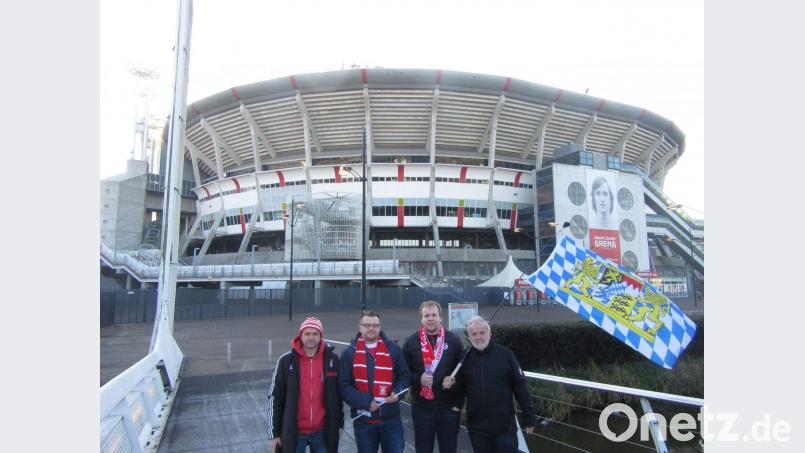 Bernd Hofmann (rechts) und die Bayern-Fans aus Nabburg sind bei jedem Auswärtsspiel in der Königsklasse dabei. Im Dezember waren sie in Amsterdam. Alle 50 Teilnehmer hatten Tickets. In Liverpool ist das ganz anders. Bild: mr