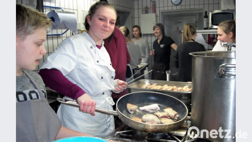 Einmal hinter die Kulissen einer Großraumküche zu schauen, war für die Achtkläsler aus Altenstadt und Floß ein Erlebnis. Bild: cr