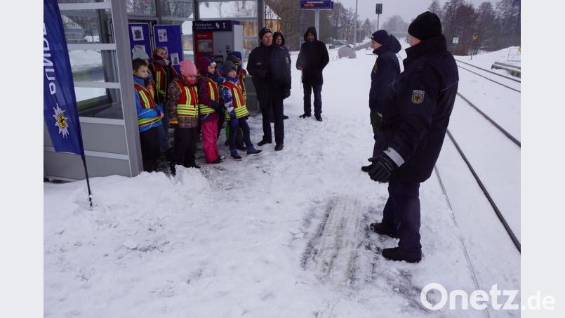 Die weiße Linie darf zu den Gleisen hin nicht überschritten werden. Die Bundespolizei zeigt den &quot;Feuerdrachen&quot; den gefährlichen Bereich an. Allerdings musste erst der Schnee beiseite geräumt werden. Bild: bkr