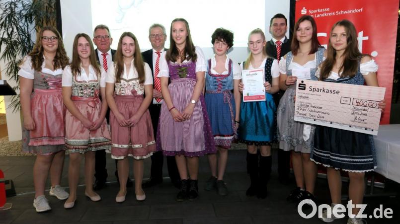 Die &quot;Naschen Ameliekaner&quot; mit Verena Heubl, Timea Lautenschlager, Sina Lautenschlager, Carolin Jacob, Johanna Illenseher, Julie Voigtländer, Annalena Hastreiter und Amelie Peris (von links) gewannen das Börsenspiel auf Landkreisebene. Sparkassenvorstand Winfried Bühner, OB Andreas Feller und Landrat Thomas Ebeling (zweite Reihe von links) gratulierten. Bild: Hirsch