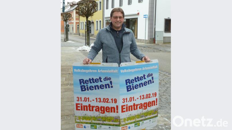 Imker Michael Völkl appelliert an die Bevölkerung, das Volksbegehren zu unterstützen. Bild: Portner