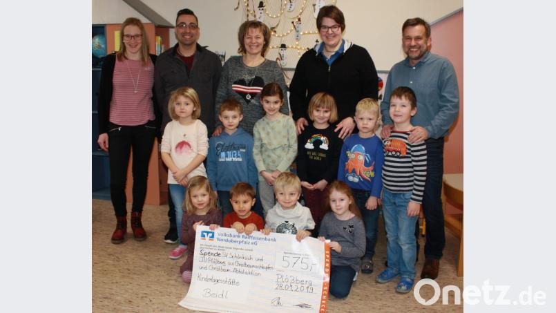 Mit 575 Euro unterstützen die JU Plößberg sowie der SV Schönkirch auch die Kindertagesstätte in Beidl. Im Bild (hinten von links) Anja Birkner und Michael Haubner von der JU, Tanja Ruckdäschel, Leiterin der Kita mit Stellvertreterin Theresa Hofmann und SV-Vorsitzender Toni Härtl mit Kindern der Tagesstätte. Bild: lk