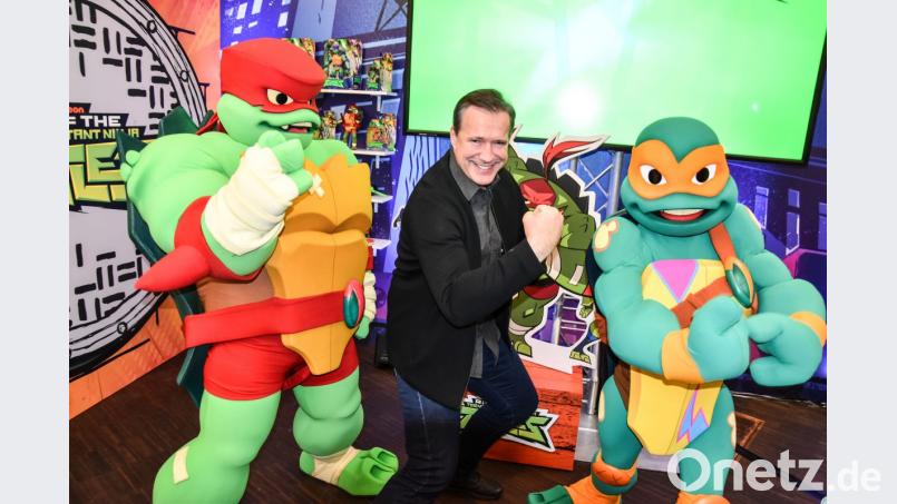 Fernsehhoch Alexander Herrmann posiert mit den Ninja Turtels. Bild: we