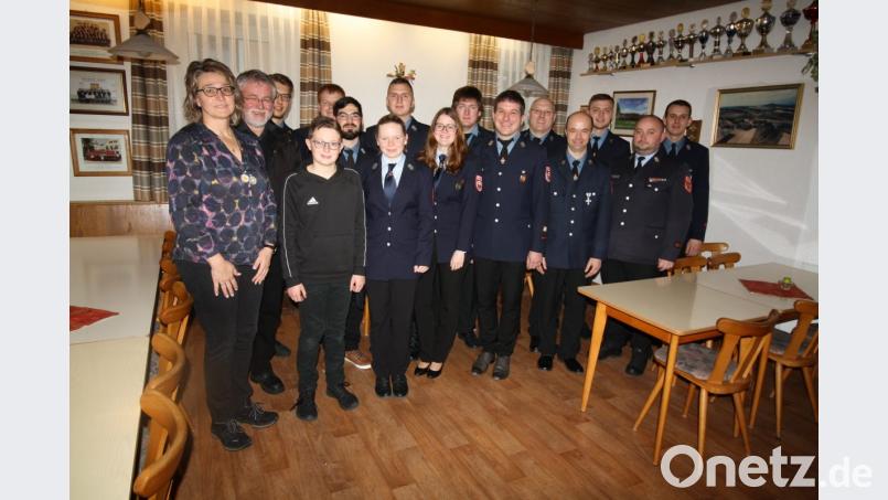 Auf ein erfolgreiches Jahr blickten Kommandant Stefan Groß und Vorsitzender Robert Schwemmer (Sechster und Fünfter von rechts) in der Hauptversammlung der Burkhardsreuther Feuerwehr zurück. Hierzu gratulierten Bürgermeisterin Carmen Pepiuk, Pfarrer Edmund Prechtl (von links) und Kreisbrandmeister Jürgen Haider (Zweiter von rechts). Bild: bjp