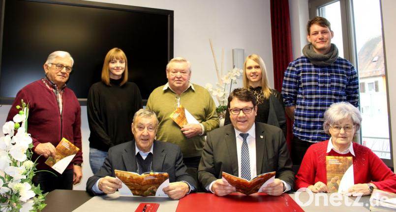 Den neuen Seniorenwegweiser präsentierten die Vertreter des Seniorenbeirats, Bürgermeister Thomas Falter und sein Mitarbeiter Michael Weiß (rechts) sowie Julia Lehner und Nadine Pyka von der Werbeagentur. Bild: Hirsch