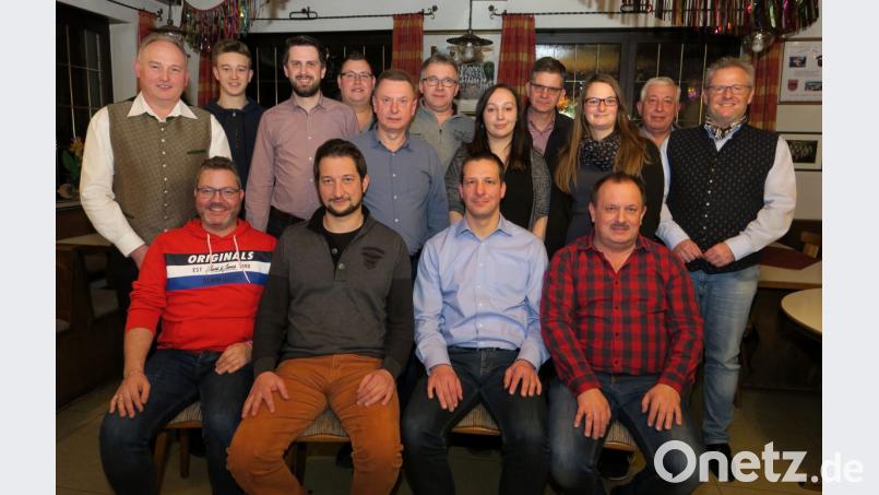 Die „Neukirchner Blasmusik“ hat eine neue Führung. Das Bild zeigt sitzend von links: Andreas Schlosser, Simon Ott, Stephan Graf und Gerald Bink. Stehend von links: Hans Mulzer, Lukas Mulzer, Matthias Kummeth, Josef Rester, Wolfgang Bink, Josef Zitzler, Anne Zitzler, Thomas Kummeth, Tanja Kaiser, Hans Wagner und OB Andreas Feller. Bild: Hirsch